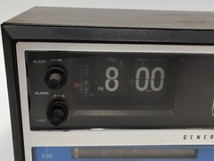 Vintage GE General Electric AM/FM Flip Clock Radio (Model #7-4315) FOR PARTS