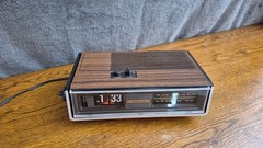 Vintage &rsquo;70s Soundesign FlipClock AM-FM Radio Model 3545-B