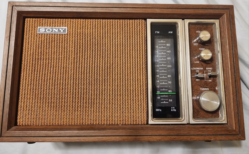 Vintage Radio Sony TFM-9450W 11 Transistors 2 Band