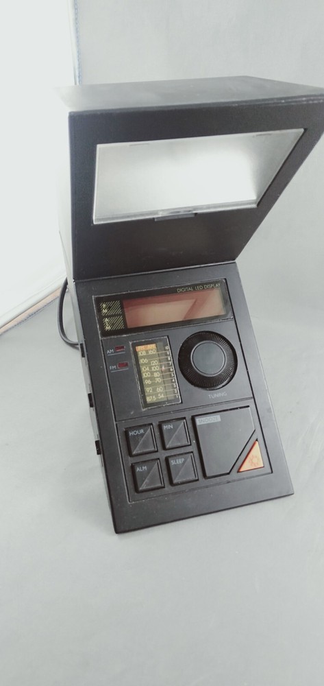 Twisting Swivel Z-104 AM-FM Z Clock Radio with Light 1988