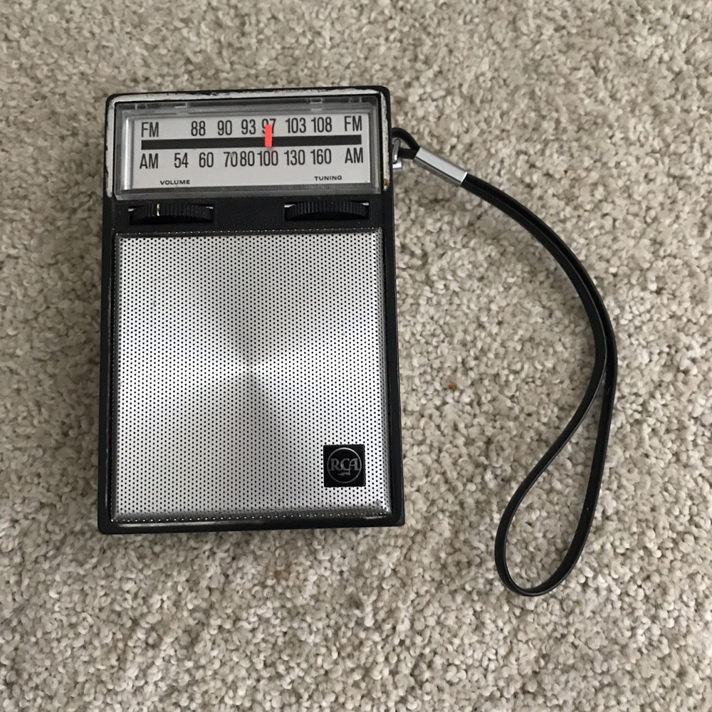 RCA Portable AM/FM Pocket Radio Vintage 1967 – Model RHM19 – « The Moppet » (READ)