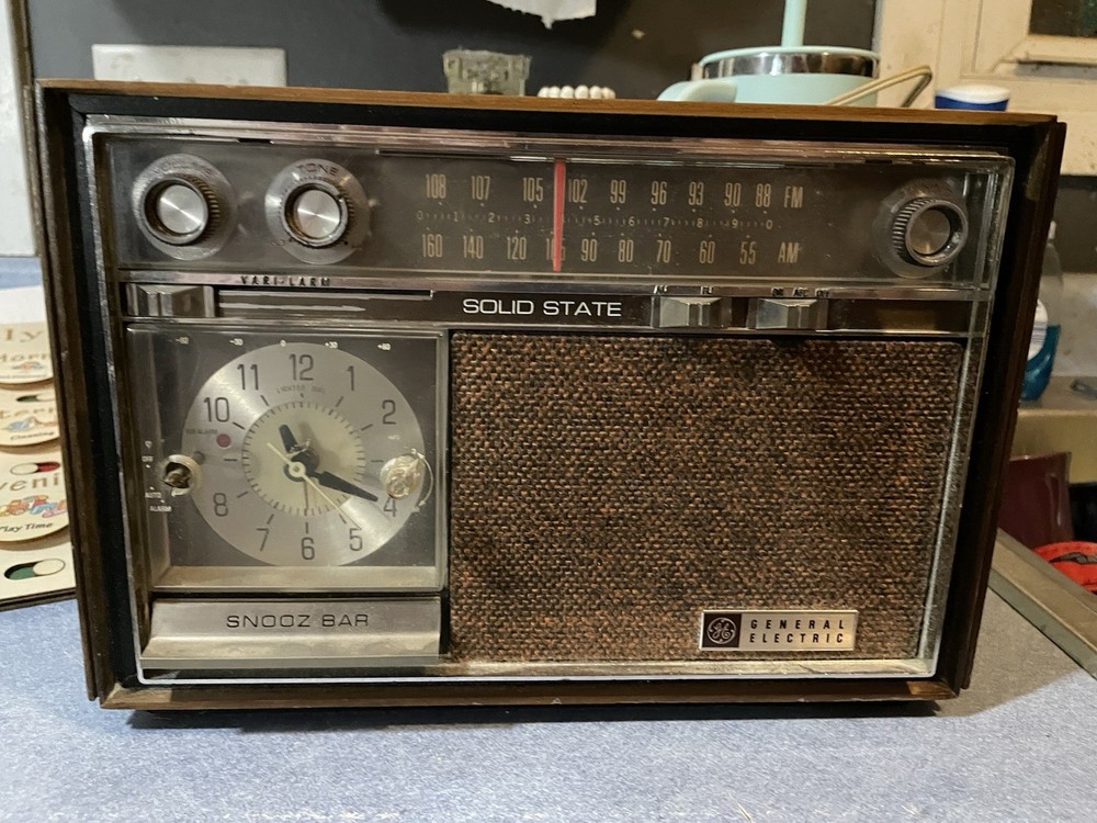 Vintage GE C1580Z Solid State AM/FM Clock Radio Alarm Snooze WORKS- Missing Knob