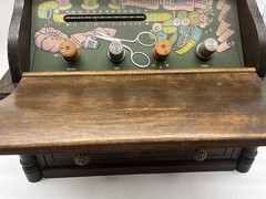 Guild Vintage 1965 « Button & Bows  » Vacuum Tube AM/FM Radio Sewing Cabinet