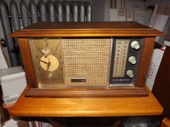 VINTAGE GENERAL ELECTRIC LONG RANGE CLOCK RADIO C540-C