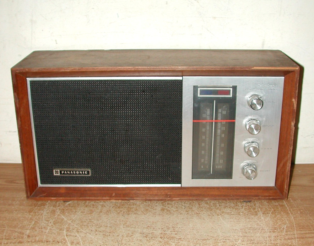 VINTAGE PANASONIC SOLID STATE AM/FM 2-BAND CABINET RADIO MODEL RE-7257