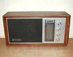 VINTAGE PANASONIC SOLID STATE AM/FM 2-BAND CABINET RADIO MODEL RE-7257