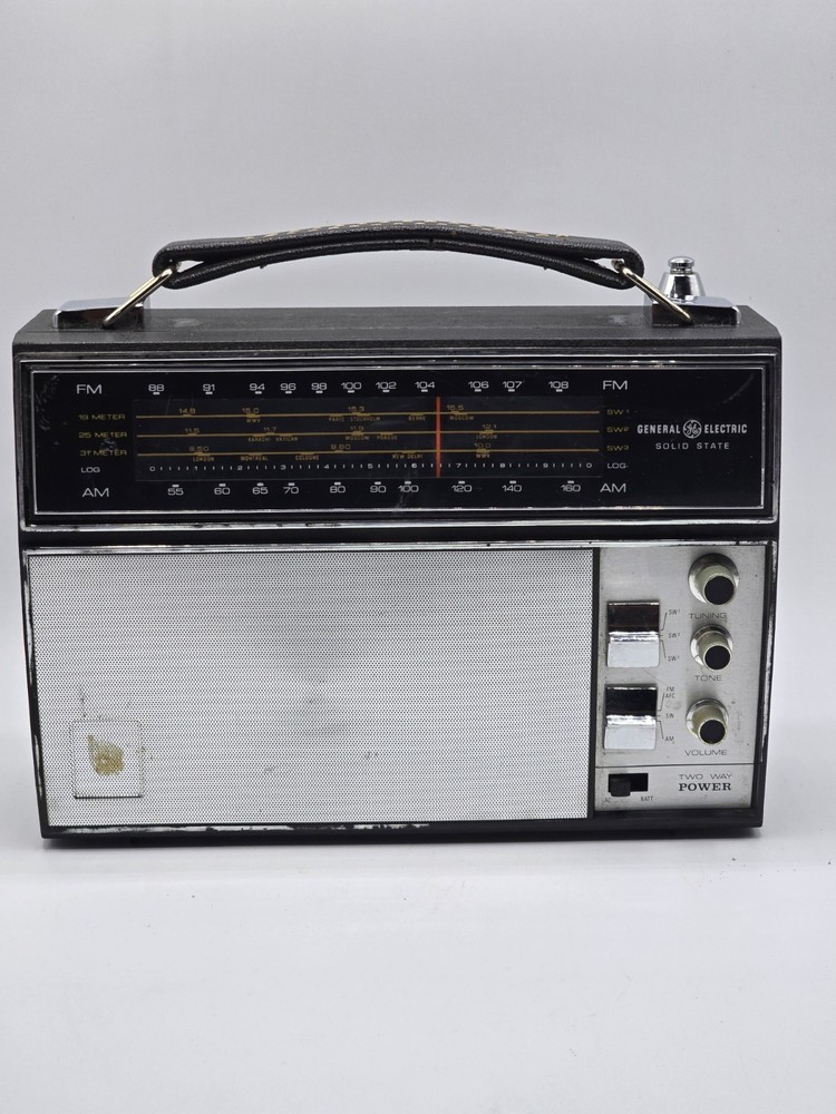 Vintage GE General Electric P1985A AM/FM Shortwave Solid State Portable Radio