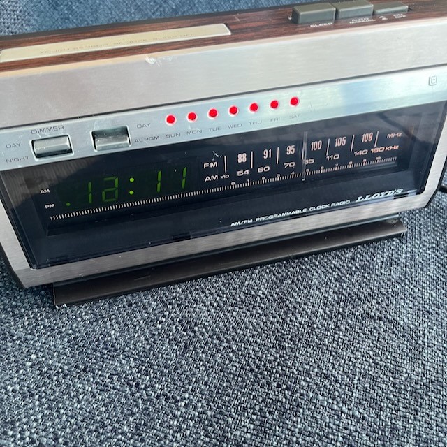 Vintage Lloyd&rsquo;s AM/FM Radio Alarm Model J280 Series 749A For Parts