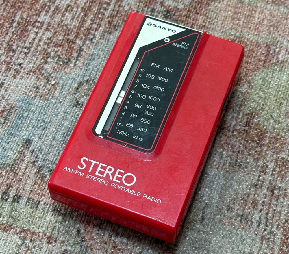 Sanyo RP40 RED Vintage AM/FM Stereo Portable Radio w/ Headphones Belt Clip Rare