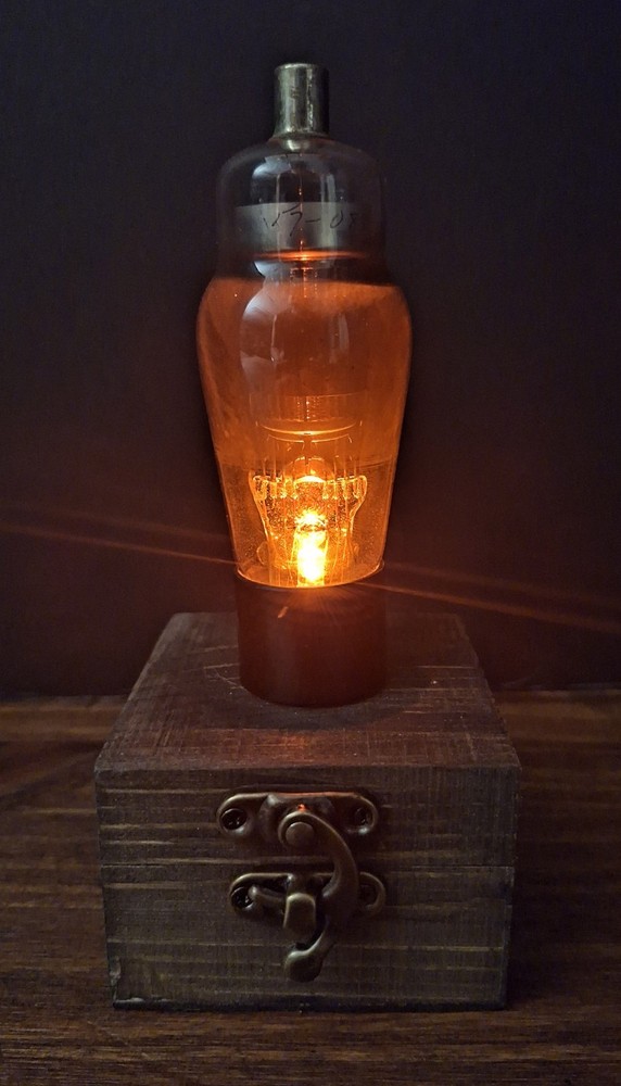 Old Vintage Radio Lighted Vacuum Tube – Novelty Night Light / LED Amp Desk Lamp