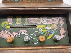 Guild Vintage 1965 « Button & Bows  » Vacuum Tube AM/FM Radio Sewing Cabinet