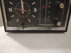General Electric AM Radio Alarm Clock Beige Model 7-4725A Vintage. Read Descr. E