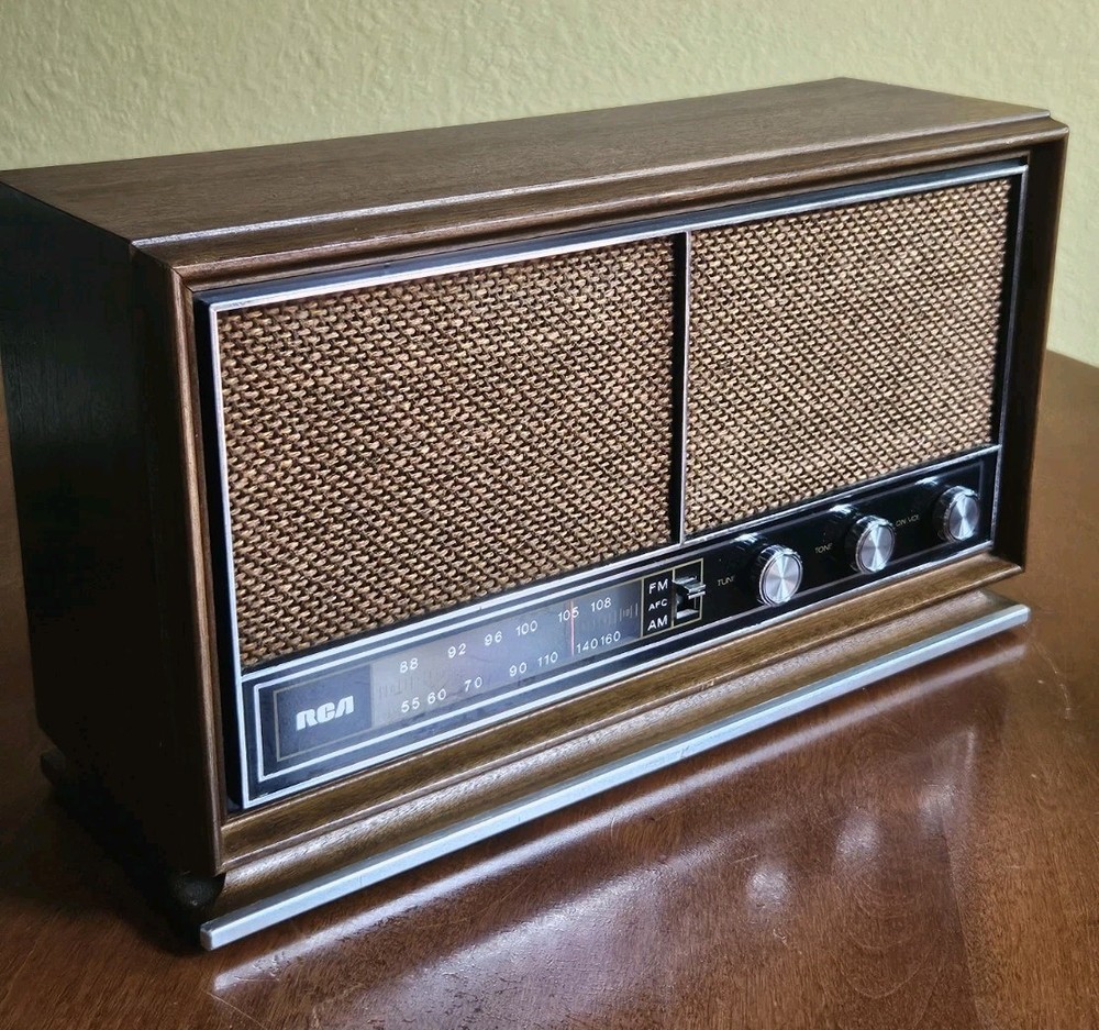 Vintage RCA FM/AM Radio Model RVC 742W Walnut Japan Works Great