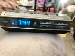 Vintage GE 7-4642B Digital Alarm Clock AM/FM Radio Teak Grain Finish Really Nice