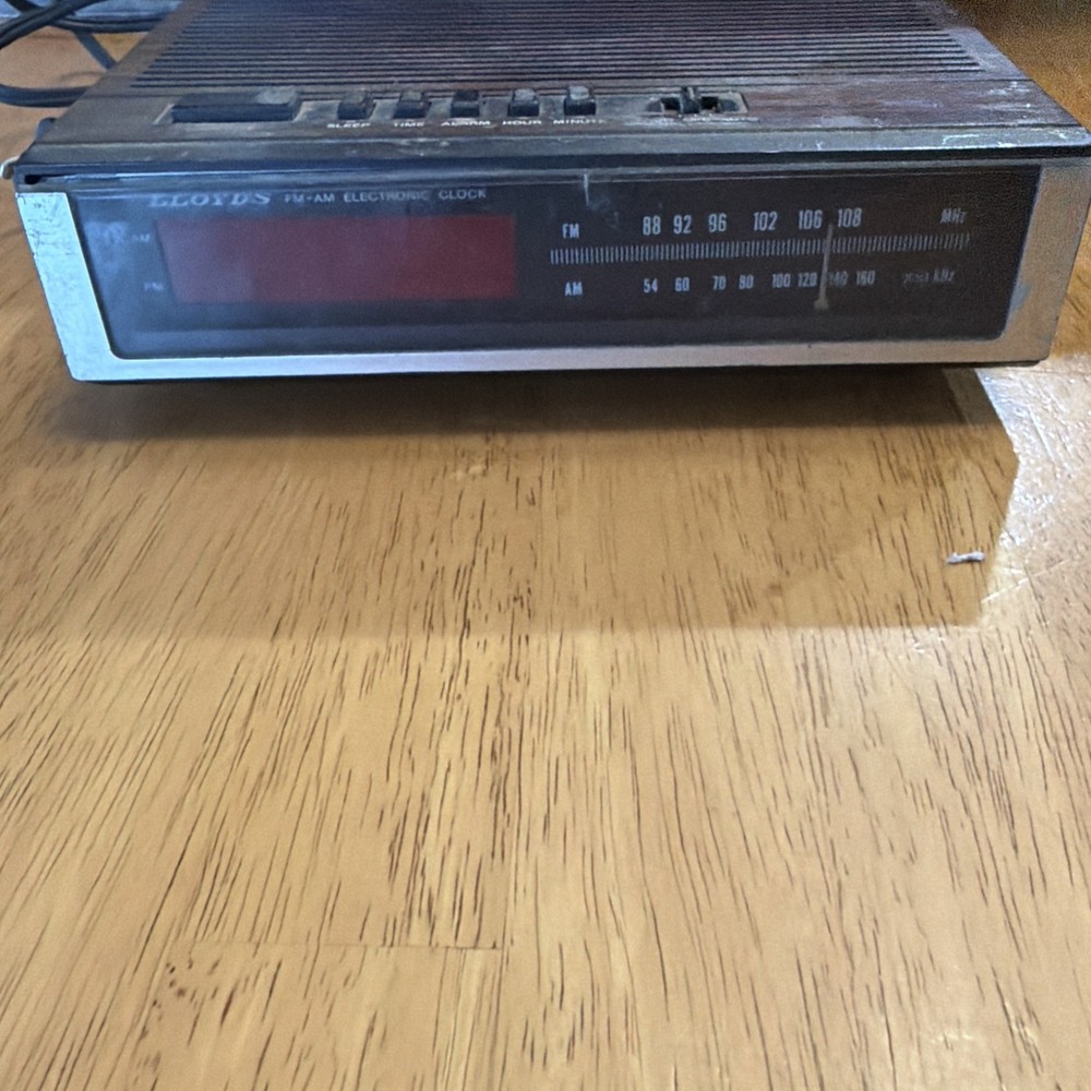 Vintage Retro Lloyds Model J202b Am/Fm Alarm Clock Radio Wood Grain Plastic