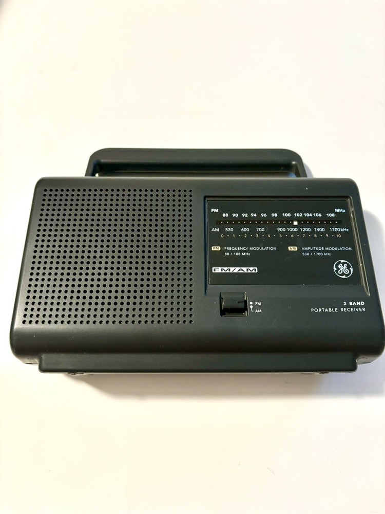 General Electric AM/FM Radio Portable Receiver Model 7-2662D Tested Working Nice