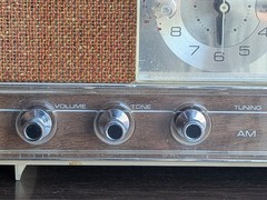 Vintage GE C-1450A Alarm Clock Radio – 1960s Beige with Cloth Speakers