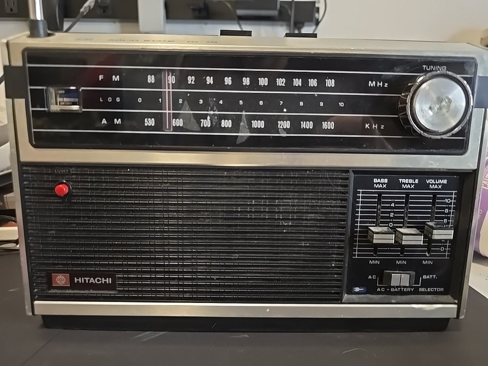 Hitachi KH-1038R ~ Solid State FM-AM All Transistor Radio ~ Works / Low Volume