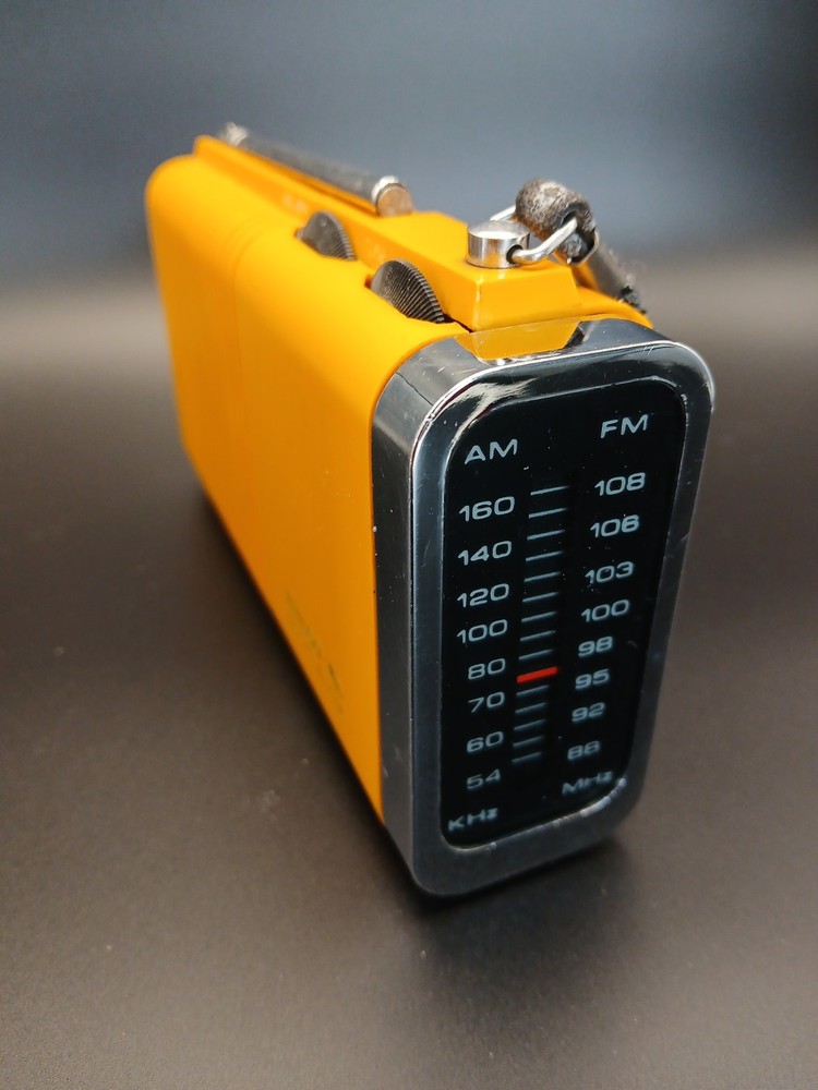 Vintage Philco Ford R131 AM/FM Solid State Portable Radio YELLOW Taiwan RARE