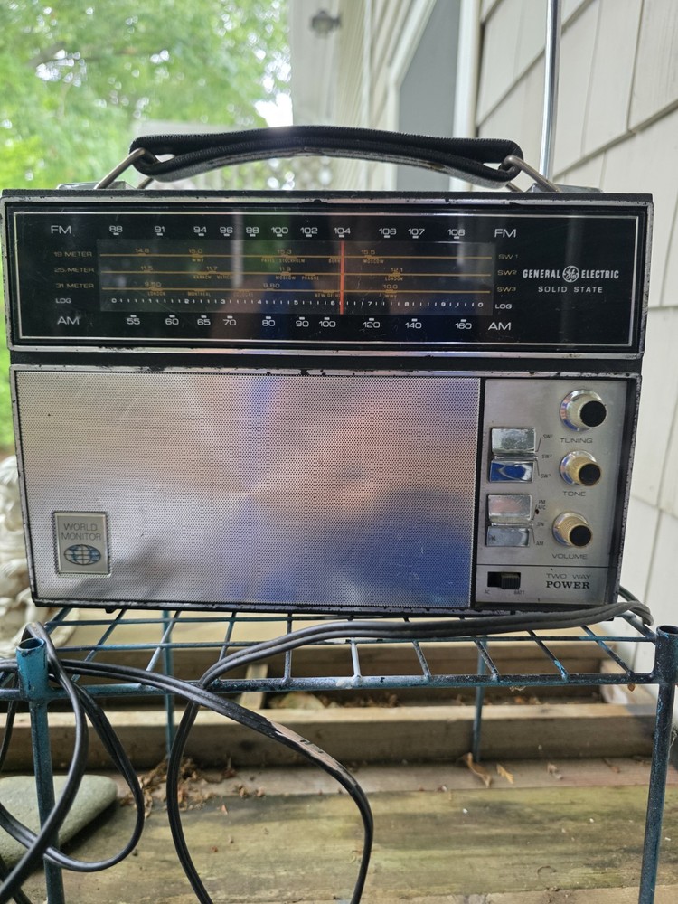 GE General Electric Solid State P1985A World Moniter FM/AM radio For Parts Anten