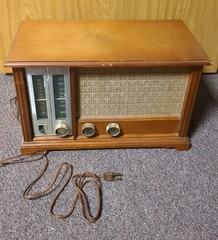 Vintage Zenith Long Distance Radio Model 2-2345 AM/FM Radio Turns On
