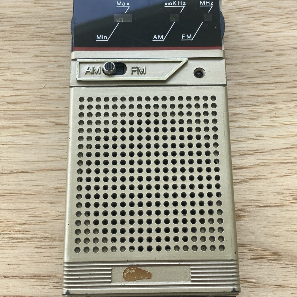 Vintage International Portable Radio DO-8H, 2 AA, Hong Kong, AS IS