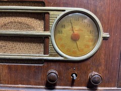Vintage SILVERTONE TABLETOP AM RADIO – untested WOOD CASE