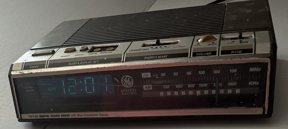 General Electric 7-4646A AM/FM Digital Clock Radio Works.