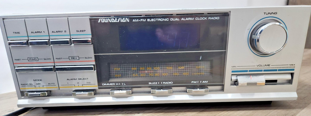 Soundesign AM/FM Dual Alarm Clock Radio – Model 3789 (A) Vintage Woodgrain Works