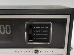 Vintage GE General Electric AM/FM Flip Clock Radio (Model #7-4315) FOR PARTS