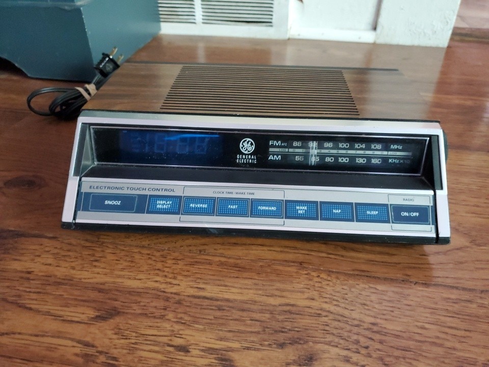 Vintage 80&rsquo;s General Electric Clock Radio 7-4662B Blue Digital