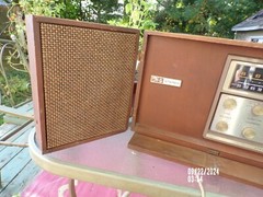 Vintage General Electric AM/FM folding speaker static radio. Model T1025A Works