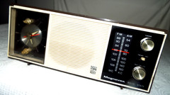 VINTAGE MAGNAVOX AM/FM TRANSISTOR RADIO BEDSIDE ALARM CLOCK MODEL 2FM018 READ!!!