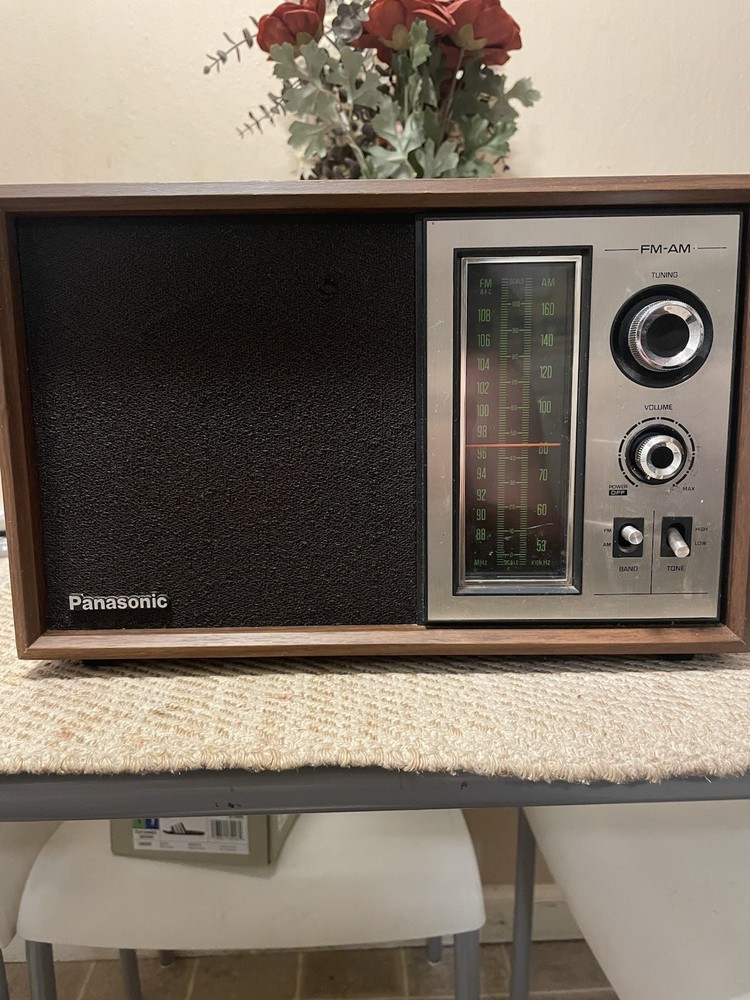 Vintage Panasonic RE-6286 AM/FM Radio Walnut Woodgrain Matsushita Japan