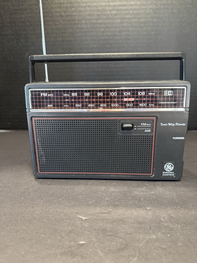 General Electric GE Battery Powered 7-26600 AM/FM Portable Radio Working 1970s