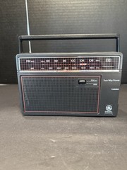 General Electric GE Battery Powered 7-26600 AM/FM Portable Radio Working 1970s