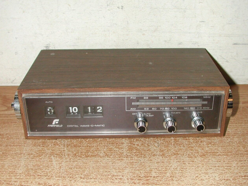 VINTAGE FAIRFIELD DIGITAL WAKE-O-MATIC AM/FM ALARM FLIP CLOCK RADIO MODEL 5100A