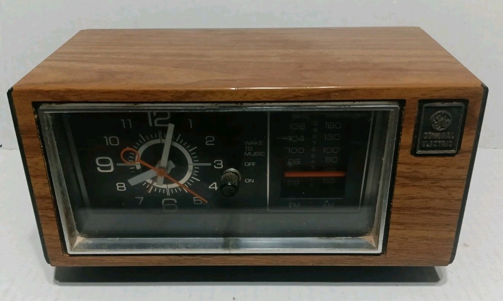Vintage General Electric Clock Radio Model 7-4553D Walnut Grain Finish *Working