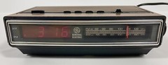 Vtg General Electric 7-4625C Walnut Wood Grain AM/FM Digital Alarm Clock Radio
