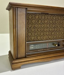 Vintage 1970s SEARS Silvertone AM/FM Table Radio Wood Cabinet NICE CLEAN READ