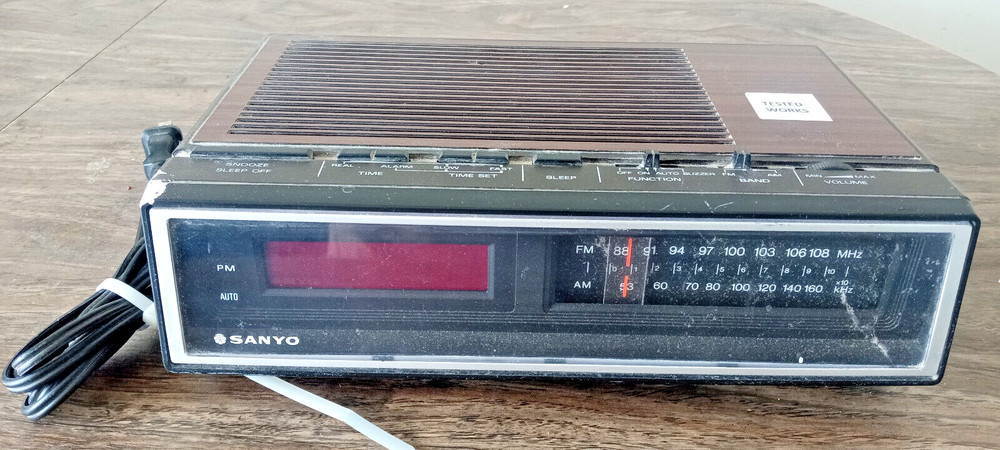 Vintage 1980&rsquo;s SANYO Model RM 5100 Woodgrain AM/FM Clock Radio Working 100%