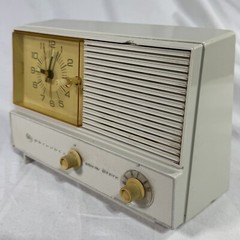 Vintage Motorola Solid State AM Clock Radio Model XCIFH Off White ~ TESTED
