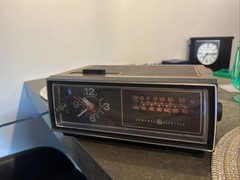 Vintage 1970s GE AM/FM Clock Radio Wood Grain Dial Japan Movement Model 7-4545