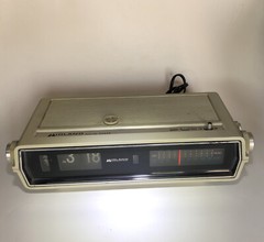 Vintage MIDLAND International Solid State AM FM Digital Clock Radio Model 11-396