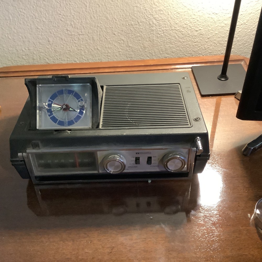 Vintage Triumph Model 820 AM FM Clock Radio Japan 10 Transistor Radio Works