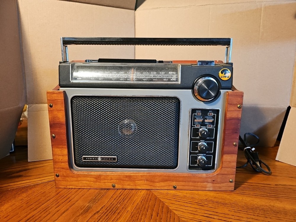 General Electric 7-2880B Long Range Super Radio – Black/Silver