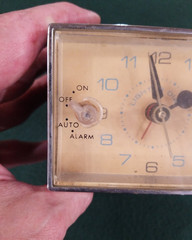 Vintage 1960&rsquo;s General Electric C551A Transistor AM Alarm Clock Radio-Tested