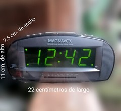 Radio reloj digital de doble alarma Magnavox MCR140 con NÚMEROS grandes. AM/FM-