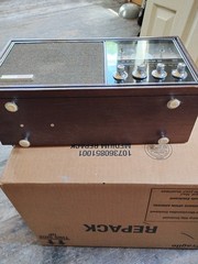 Lloyd&rsquo;s AM/FM Clock Radio Dated Between 60s and 70s Model 9J41-100A Vintage