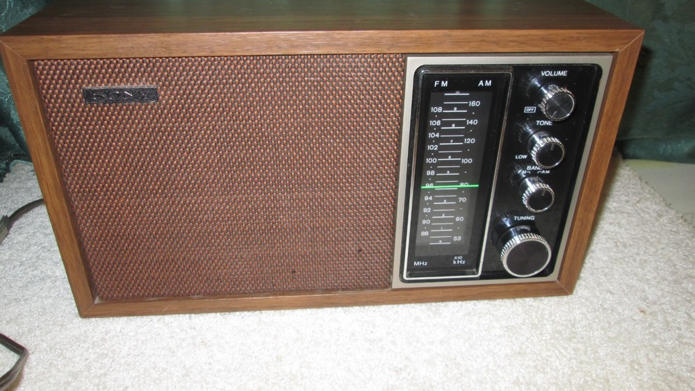 Vintage Sony TFM-9440W AM/FM Radio